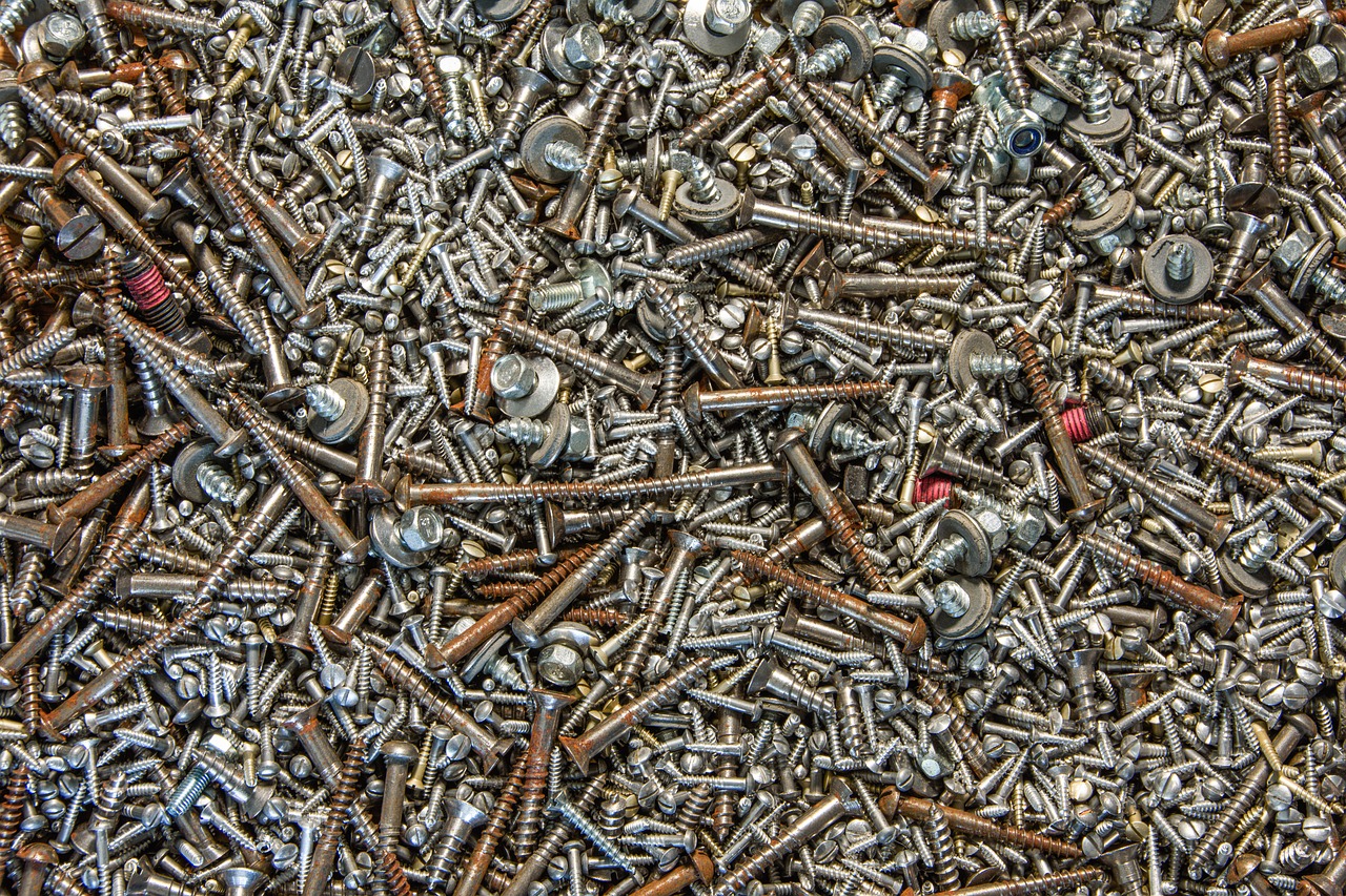 Szög vs. Csavar – Melyik rögzítőeszközt válasszam a projektemhez?